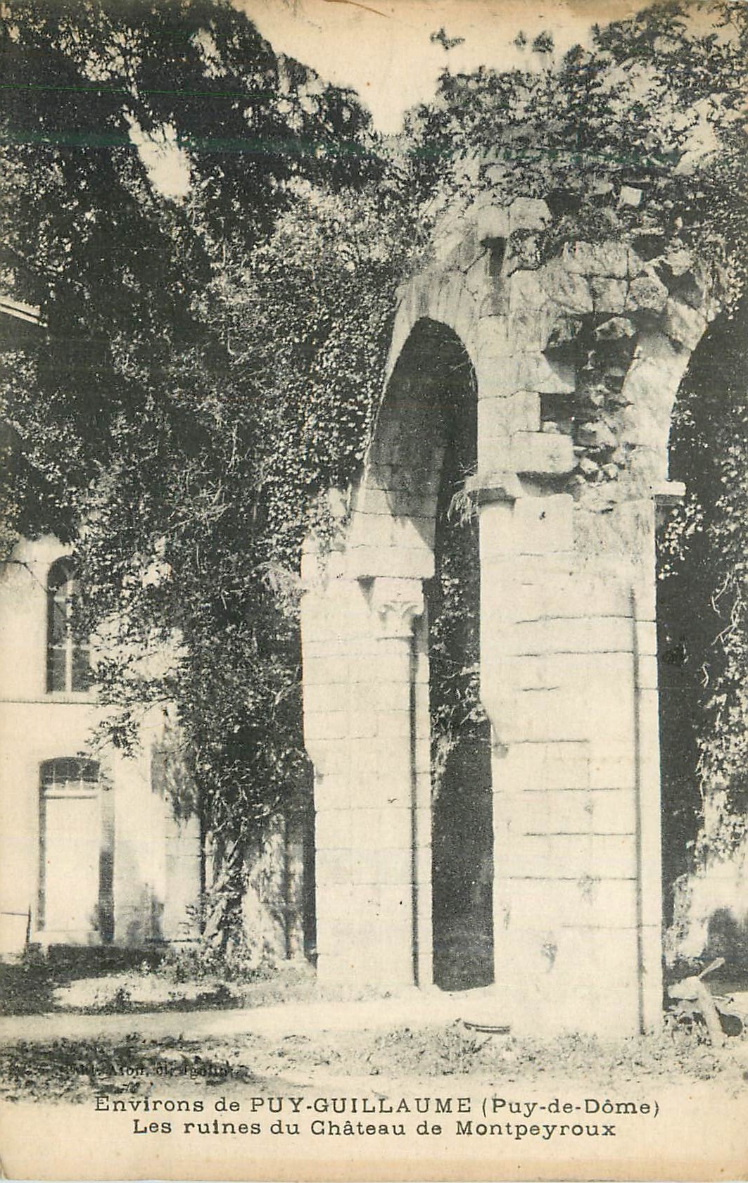 Environs de PUY-GUILLAUME (Puy-de-Dôme) — Les ruines du Château de Montpeyroux — éditeur Aton & J. Dubil