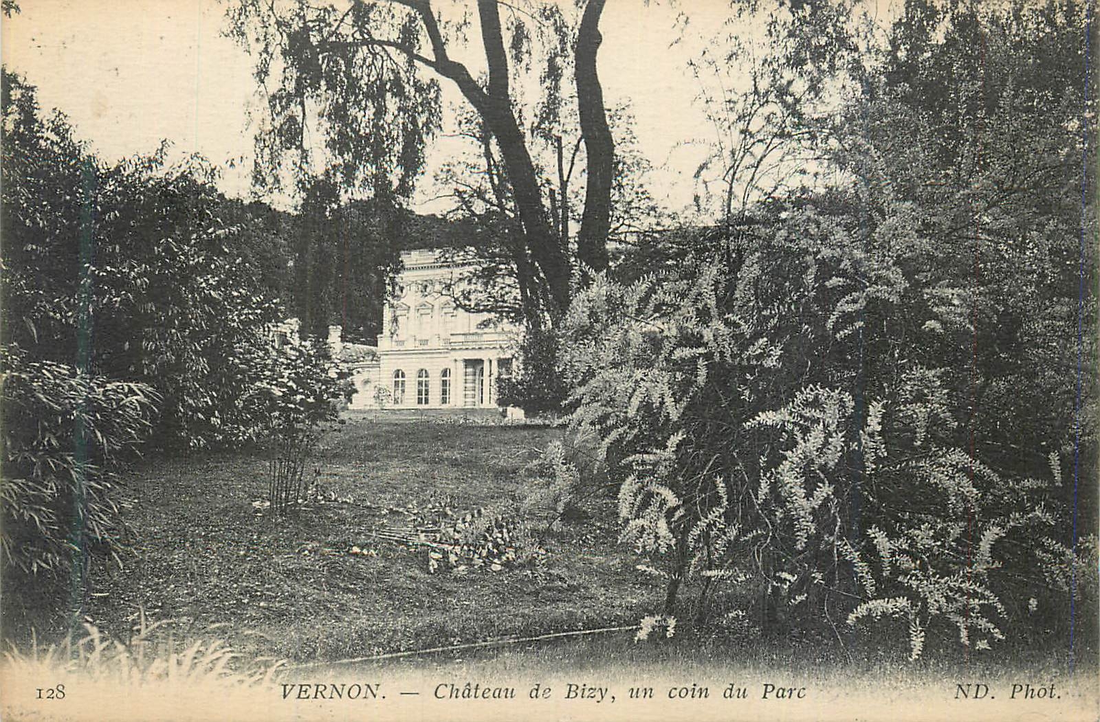 CPA Vernon Chateau de Bizy un Coin du Parc