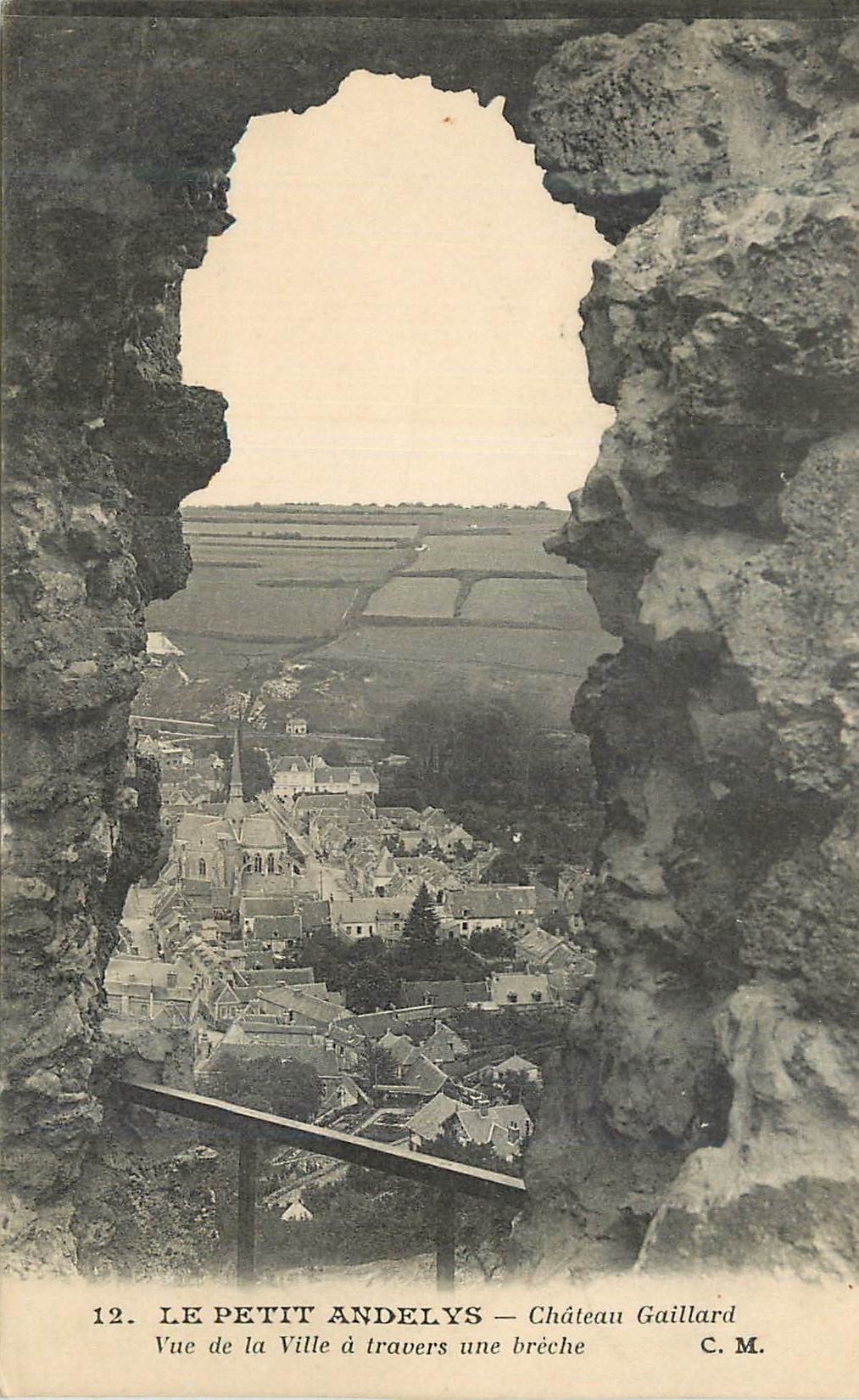 Le Petit Andelys — Vue de la Ville à travers une brèche — Château Gaillard, C.M. n°12