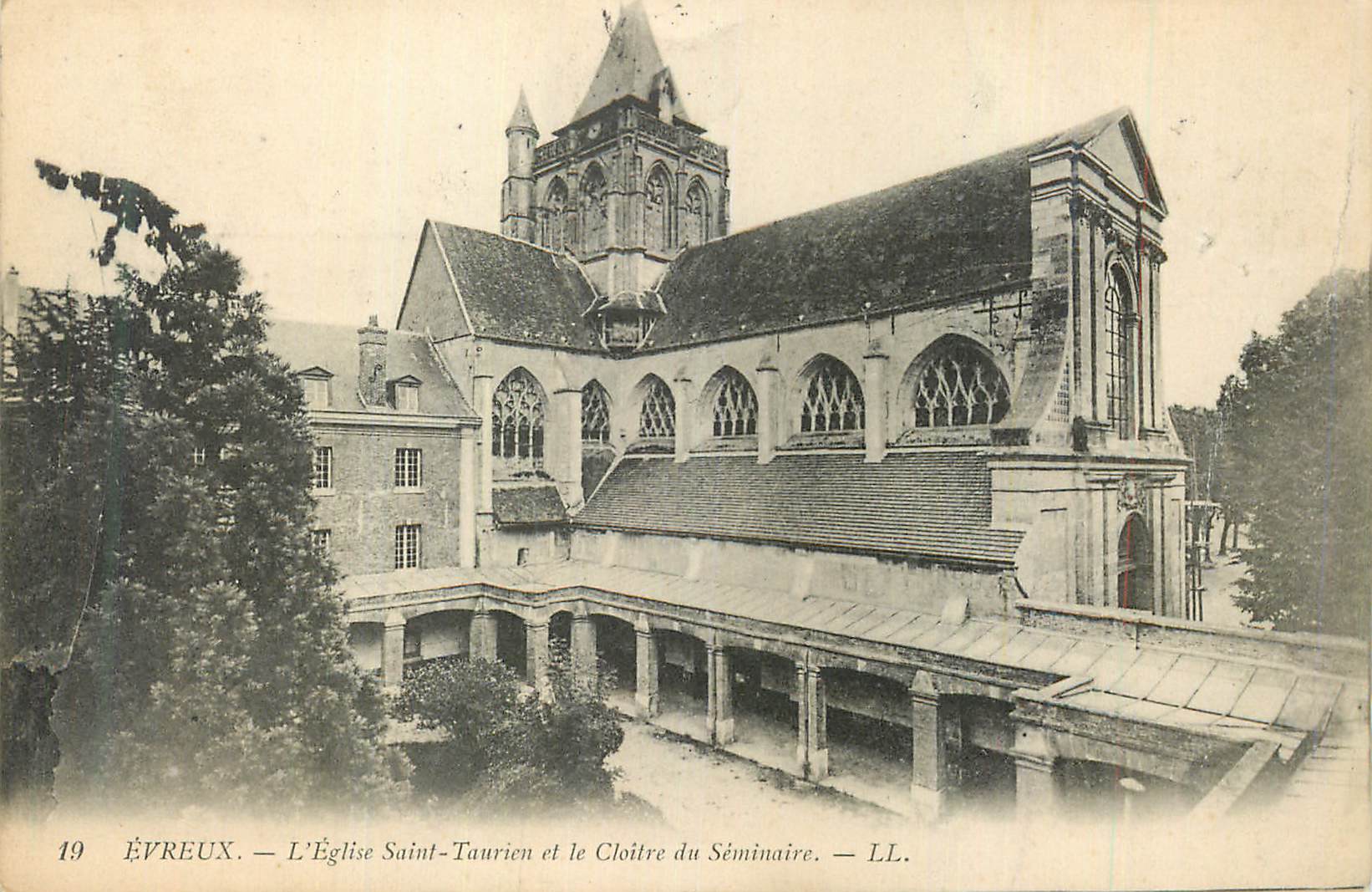 CPA Evreux L'Eglise Saint Taurien et le Cloitre du Seminaire