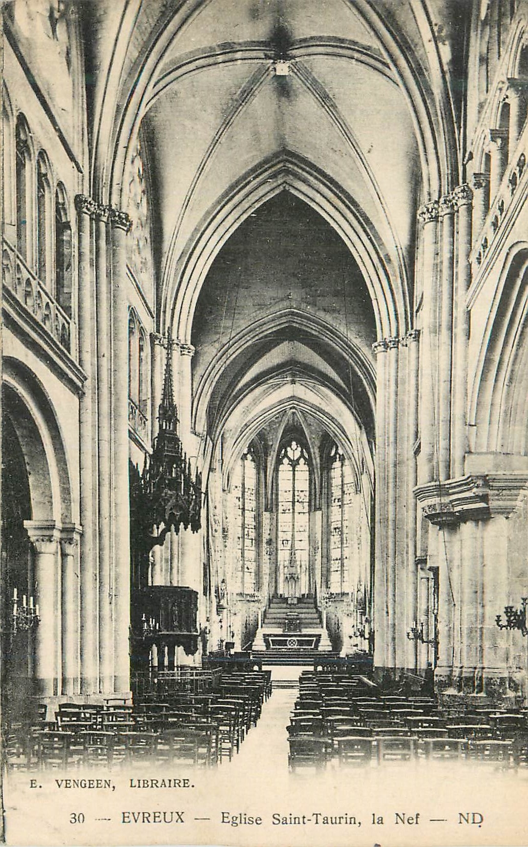 CPA Evreux Eglise Saint Taurin La Nef