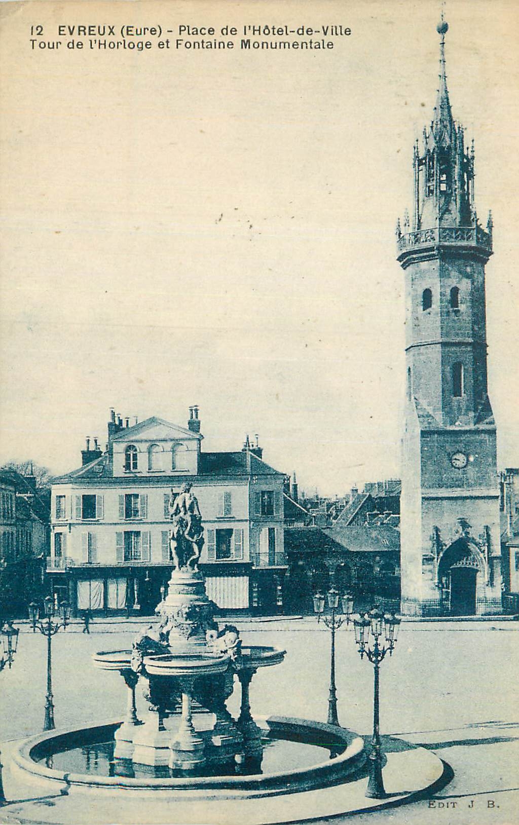 CPA Evreux (Eure) Place de l'Hotel de Ville Tour de l'Horloge et Fontaine Monumentale
