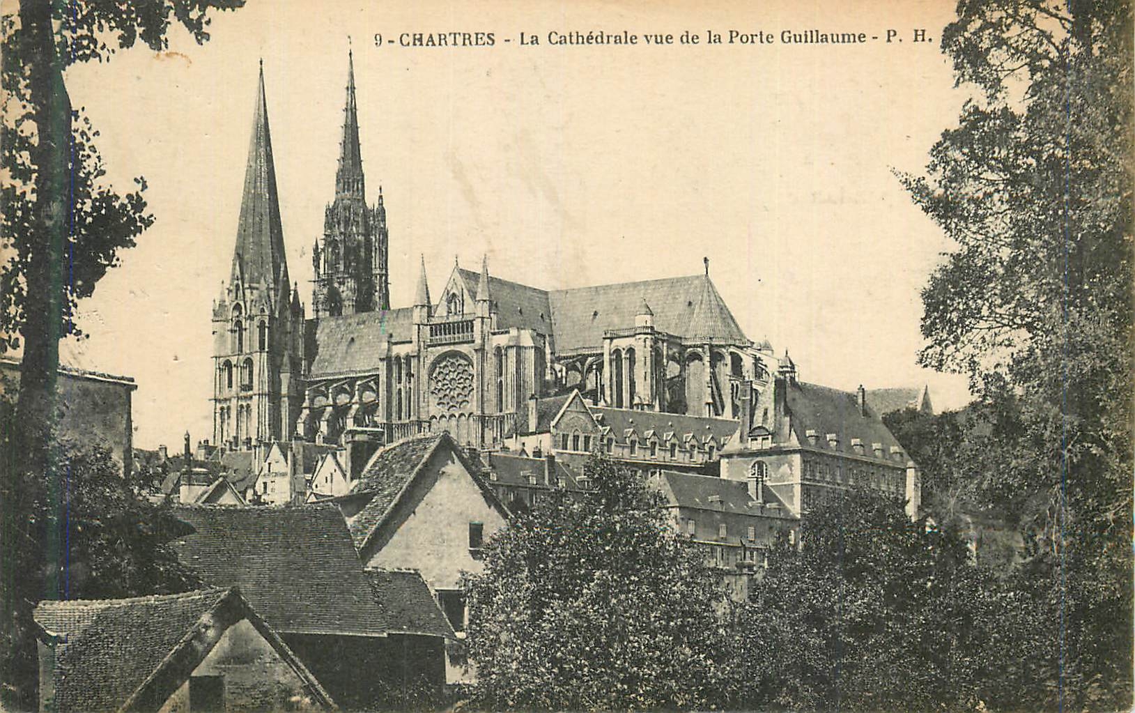 CPA Chartres La Cathedrale Vue de la Porte Guillaume