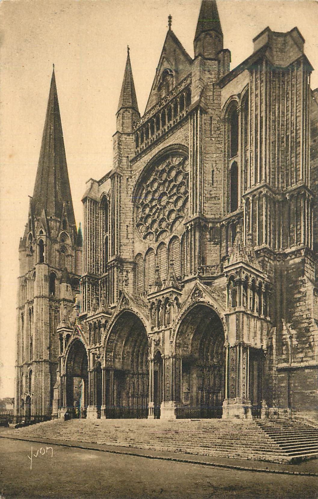 CPA La Douce France Chartres (Eure et Loir) Le Portail Sud et la Vieille Tour
