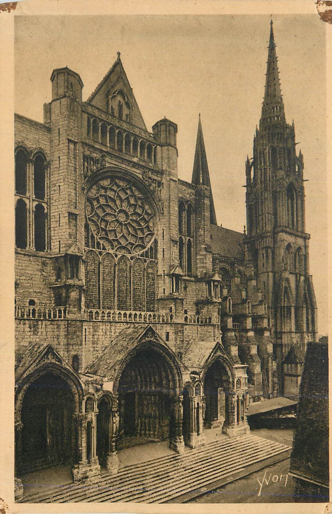 CPA La Douce France Chartres (Eure et Loir) Le Portail Nord et la Fleche