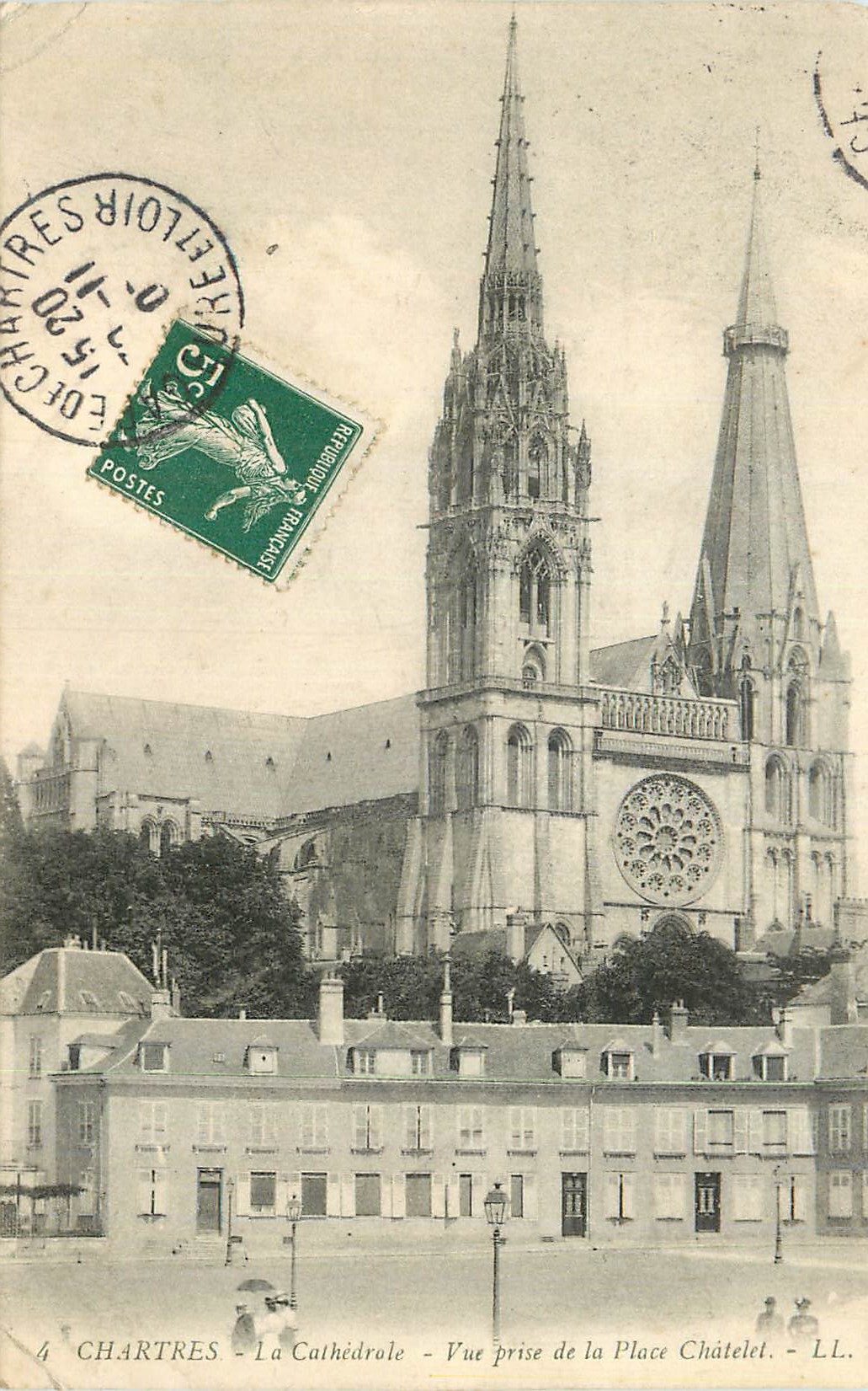 CPA Chartres La Cathedrale Vue prise de la Place Chatelet