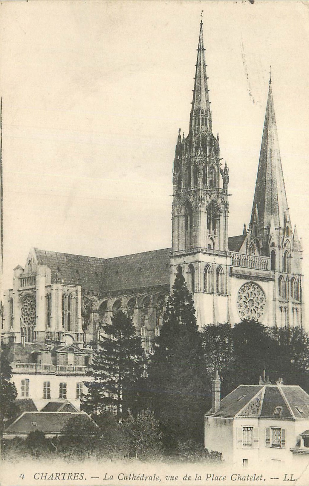 Chartres — La Cathédrale, vue de la Place Chatelet — LL