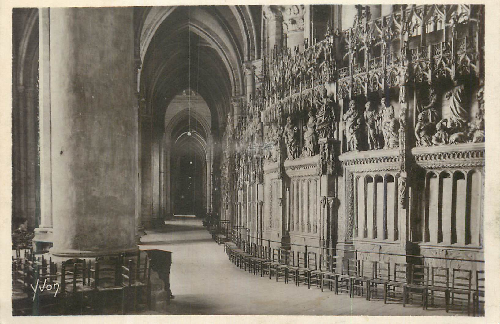 CPA La Douce France Chartres Interieur de la Cathedrale Le Deambulatoire
