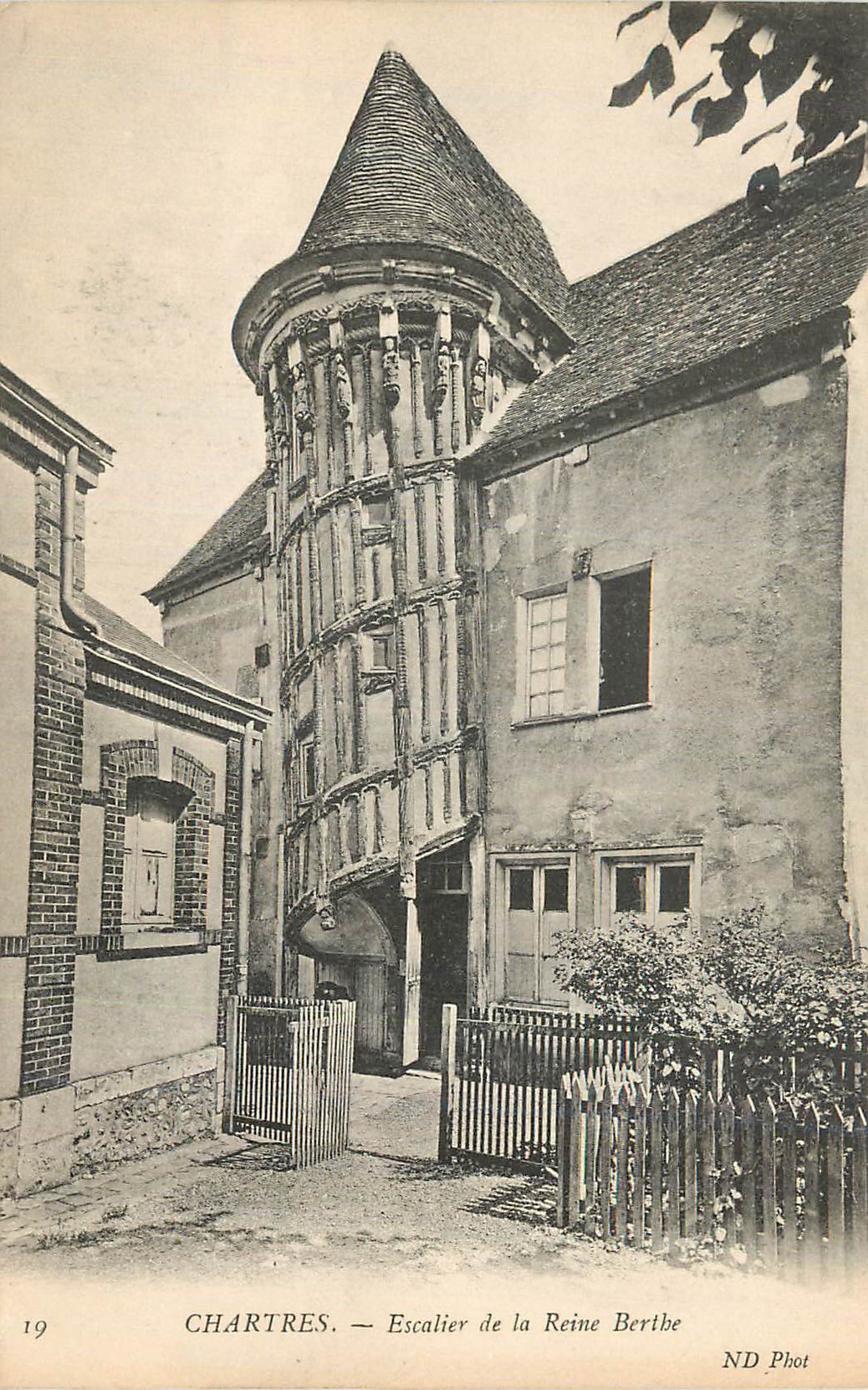 Chartres — Escalier de la Reine Berthe — ND Phot