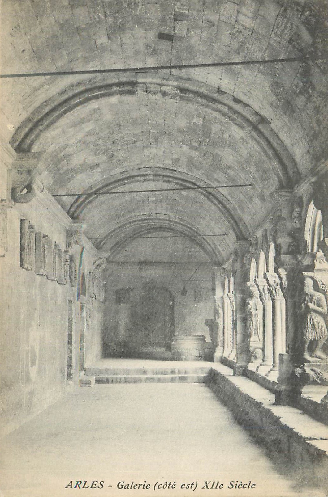 CPA Arles Galerie (Cote Est) XIIe siecle