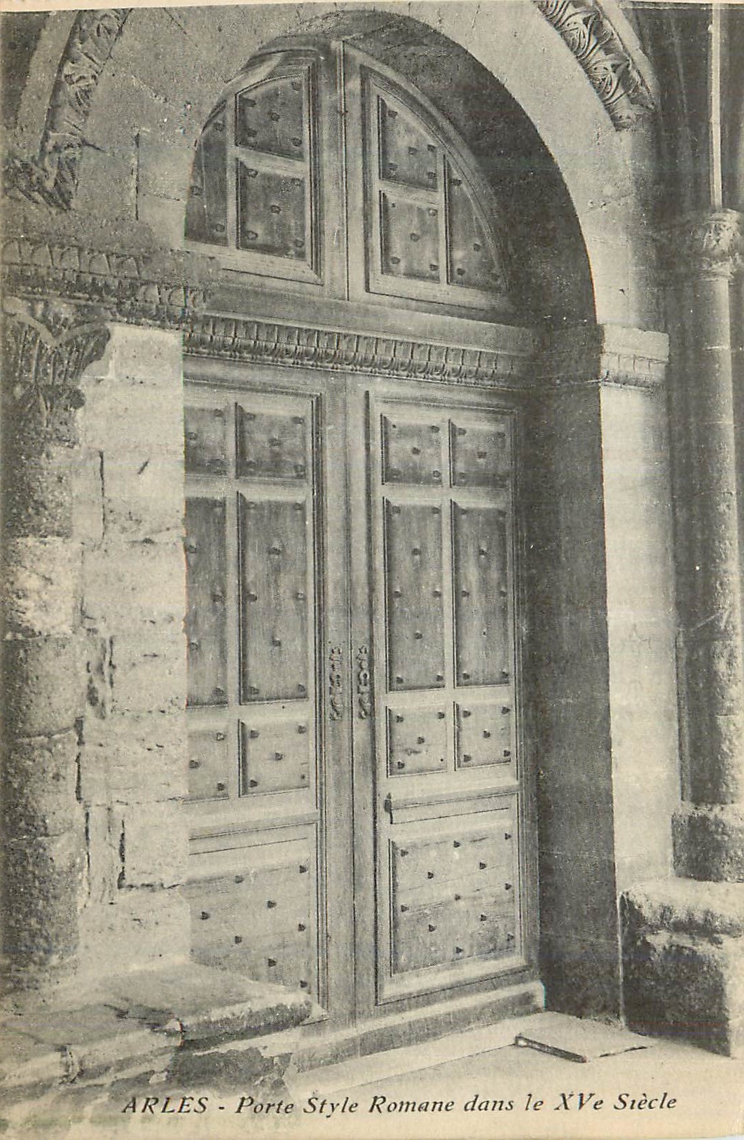 Arles - Porte Style Romane dans le XVe Siècle