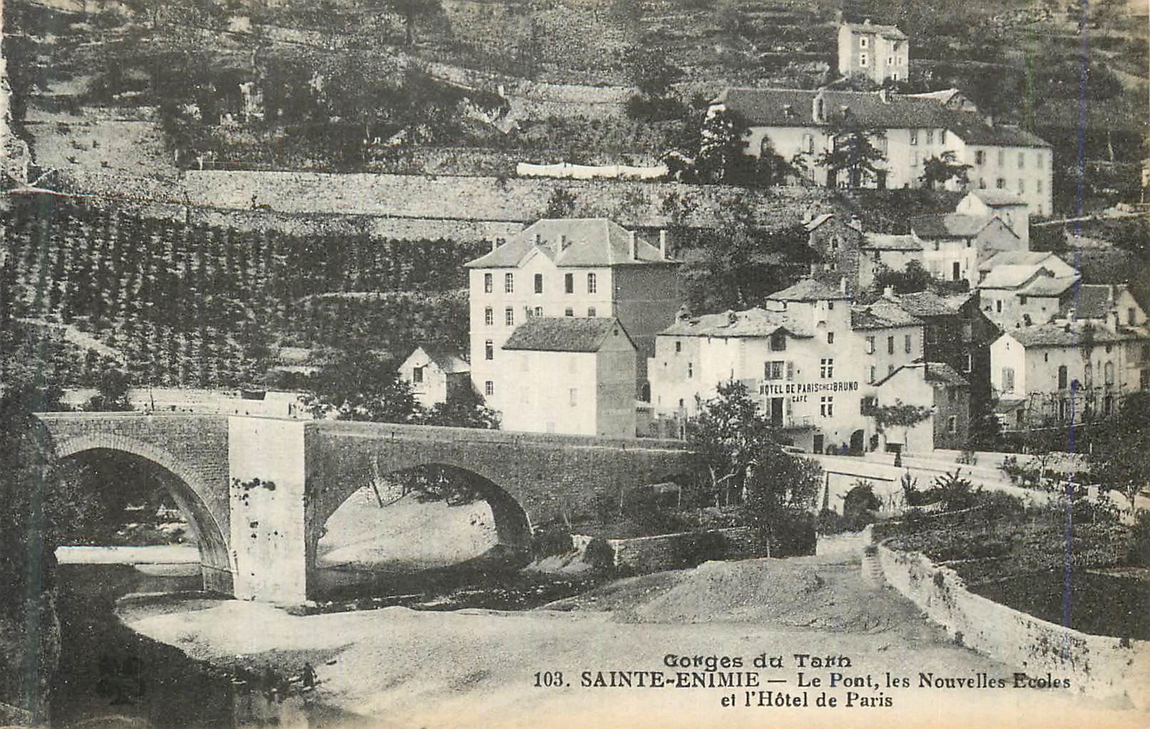 CPA Gorges du Tarn Sainte Enimie le Pont les Nouvelles Ecoles et l'Hotel de Paris