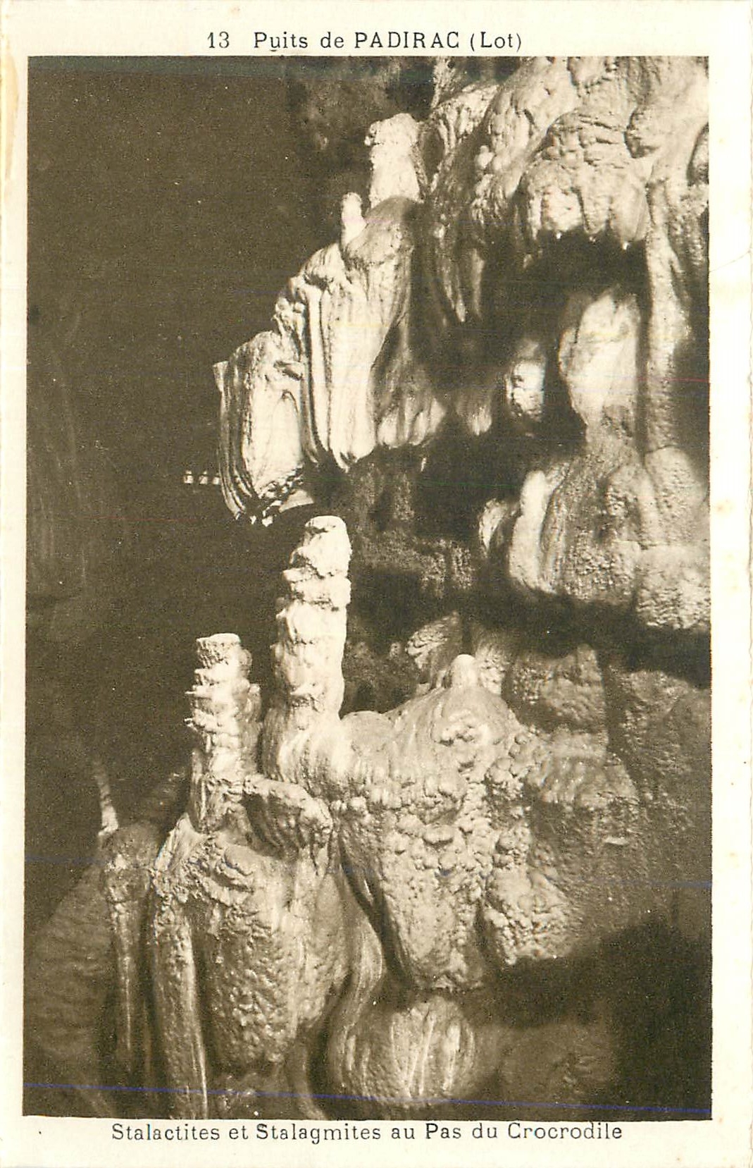 Quelle von Padirac (Lot) — Ansicht von Stalaktiten und Stalagmiten am Crocodile's Step — Phototypie-Hélios, Limoges
