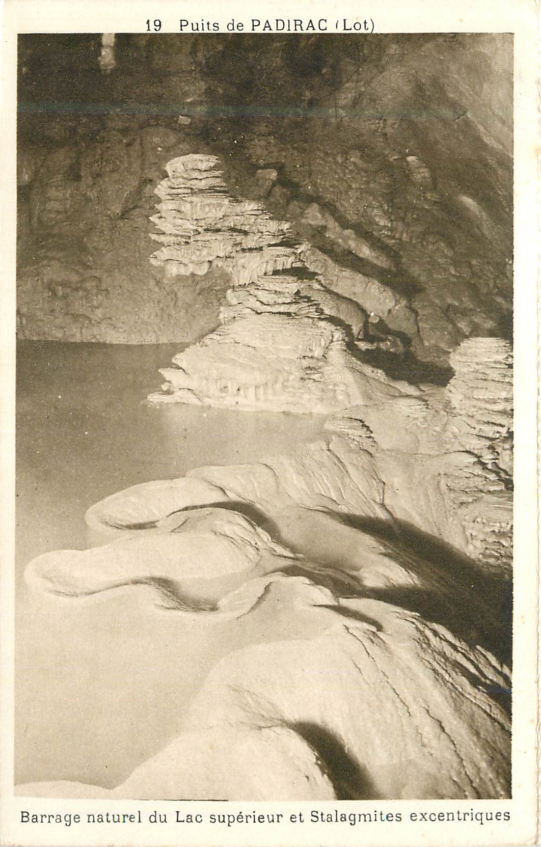 Puits de Padirac (Lot) — Barrage naturel du Lac supérieur et Stalagmites excentriques — Phototypie-Héliotype, Limoges
