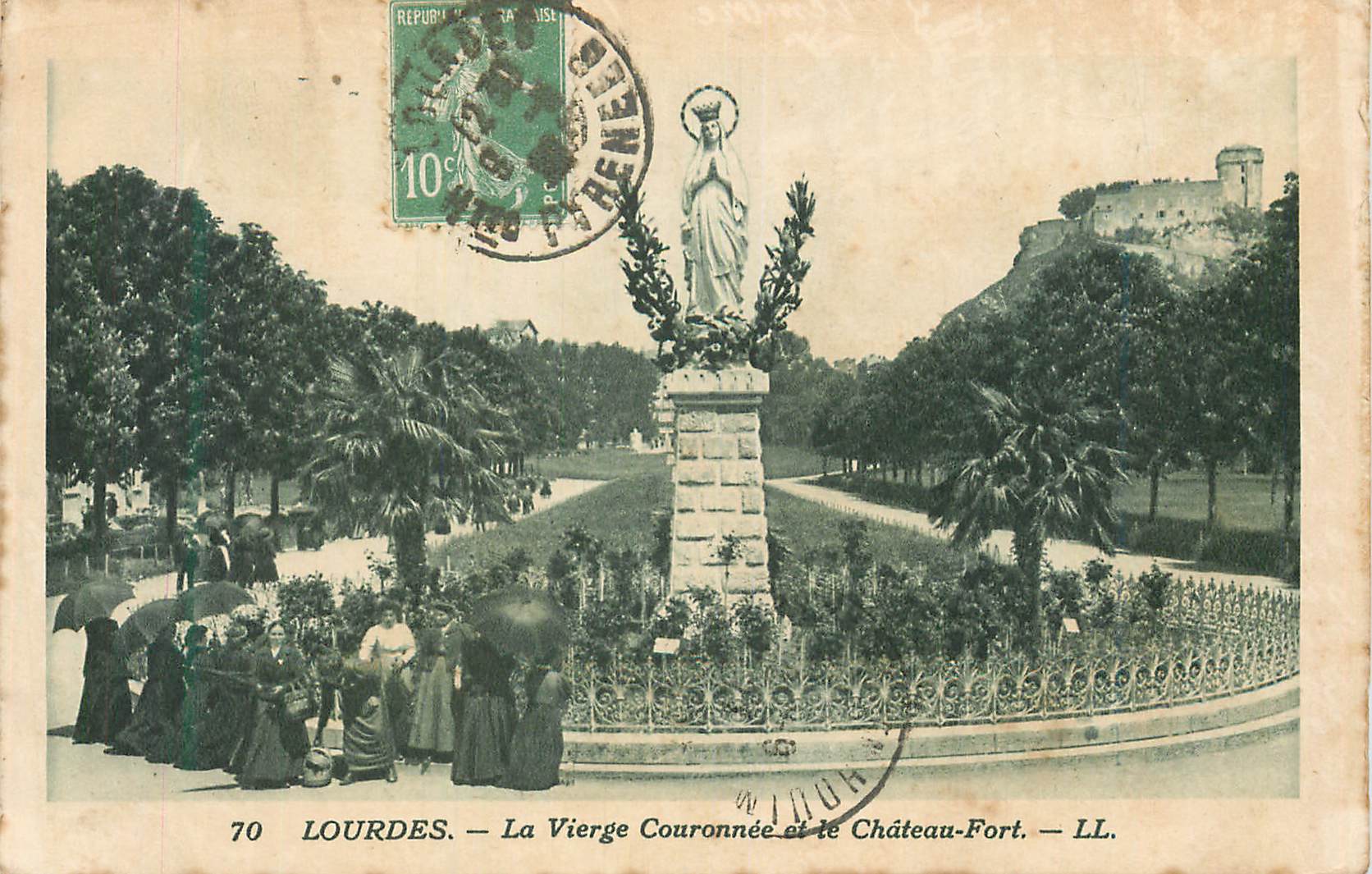 CPA Lourdes la Vierge Couronnee et le Chateau Fort
