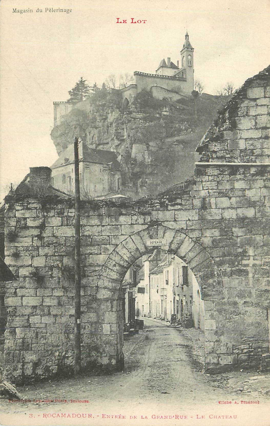 CPA Rocamadour le Lot  Entree de la Grand'Rue le Chateau Magasin de Pelerinage