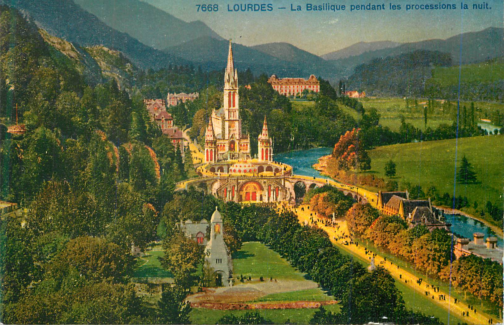 CPA Lourdes la Basilique pendant les Processions la Nuit