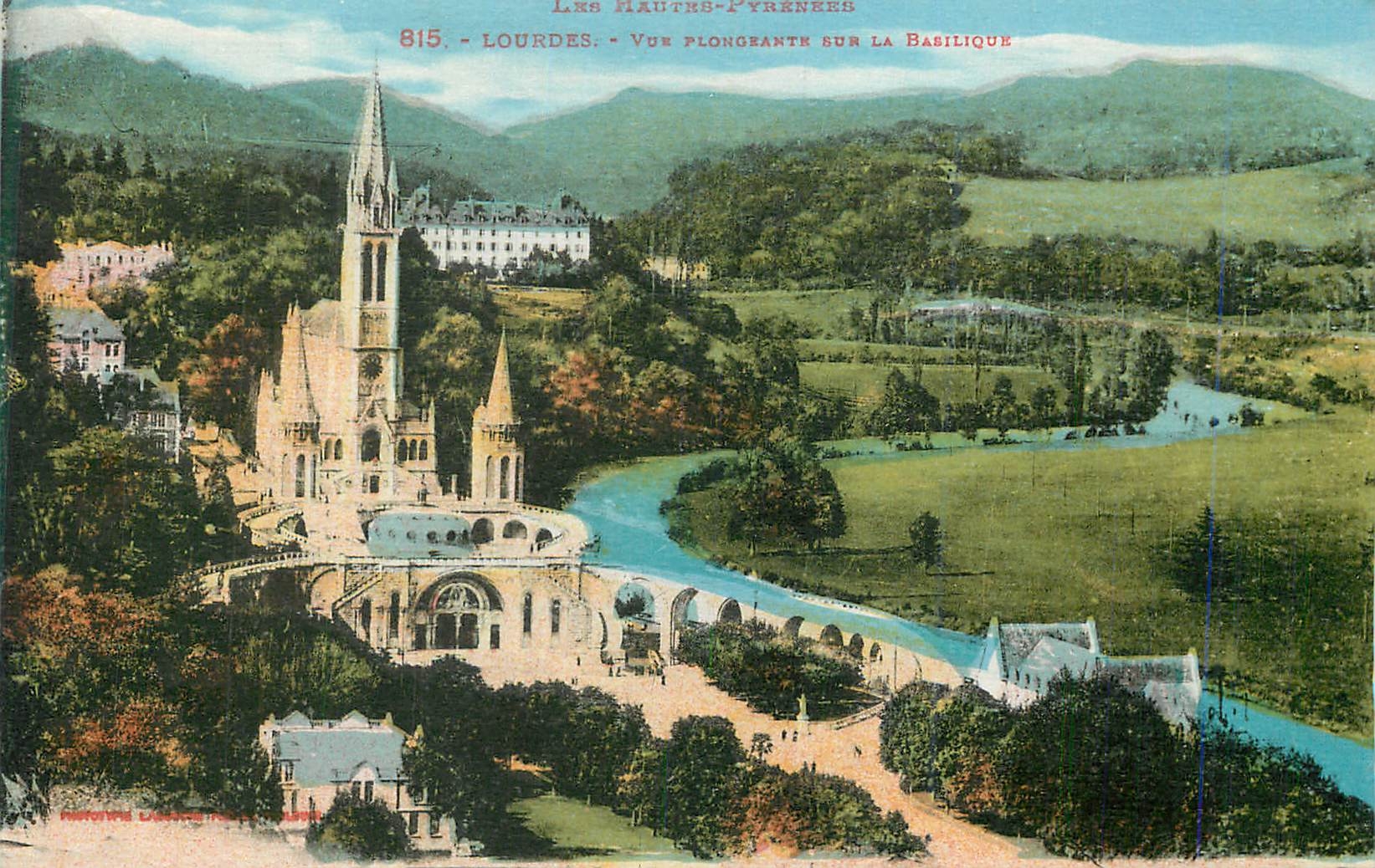 CPA Lourdes les Hautes Pyrenees Vue Plongeante sur la Basilique