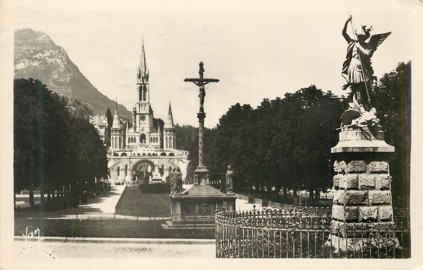 CPA Lourdes la Basilique et l'Esplanade 