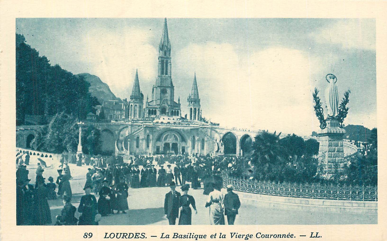 CPA Lourdes la Basilique et la Vierge Couronnee