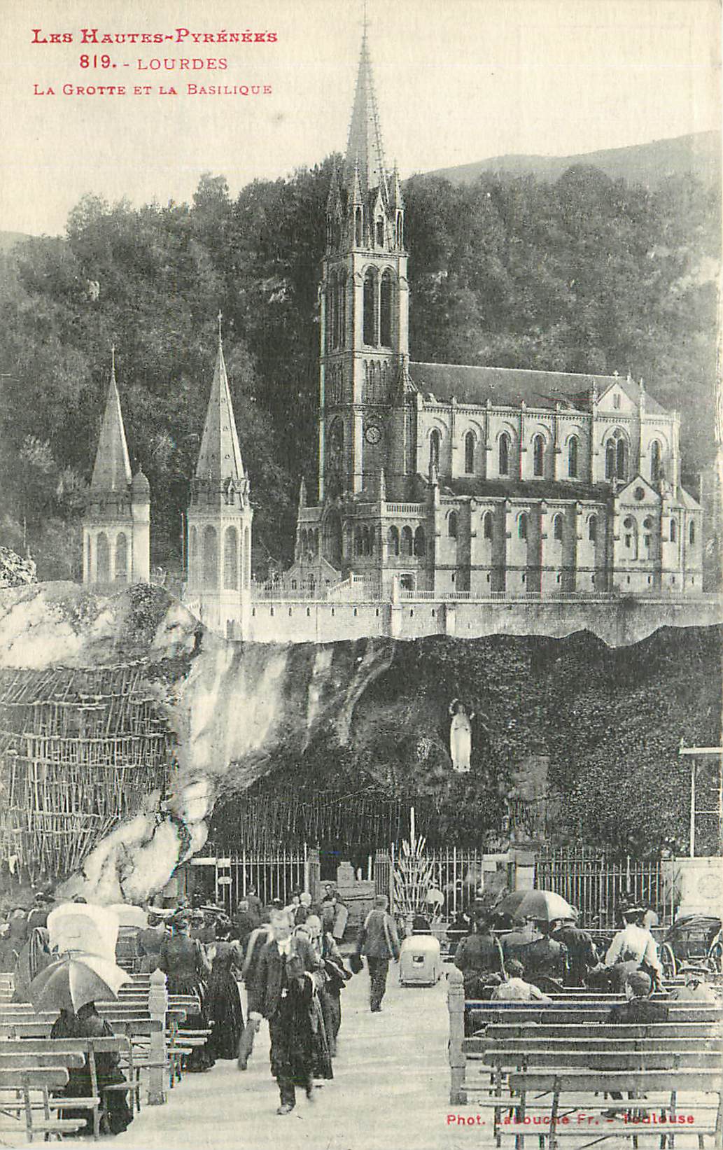 CPA Lourdes les Hautes Pyrenees la Grotte et la Basilique 