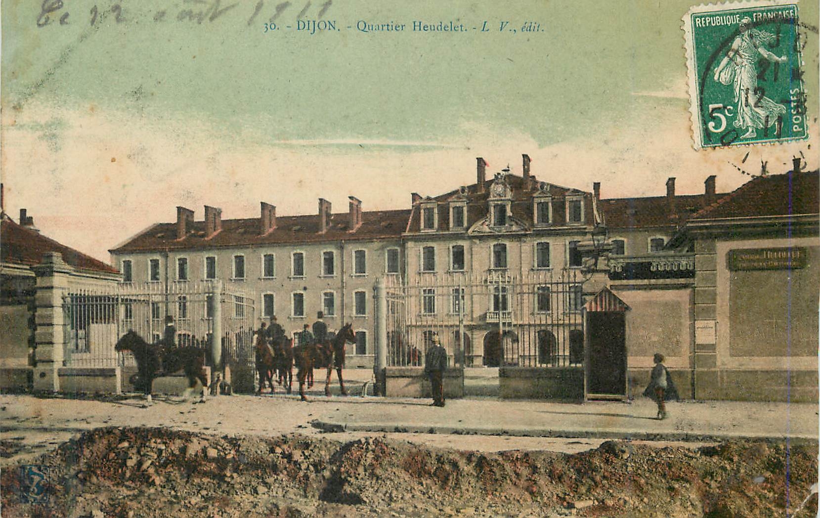CPA Dijon Quartier Heudelet Militaria