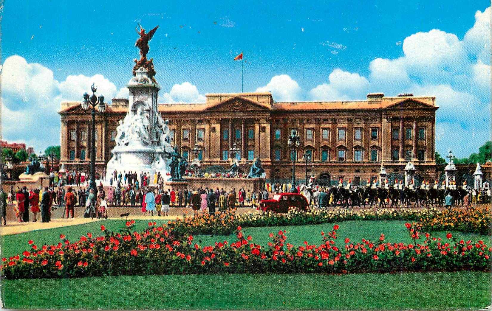 CPM London Victoria Memorial Buckingham Palace and Guards