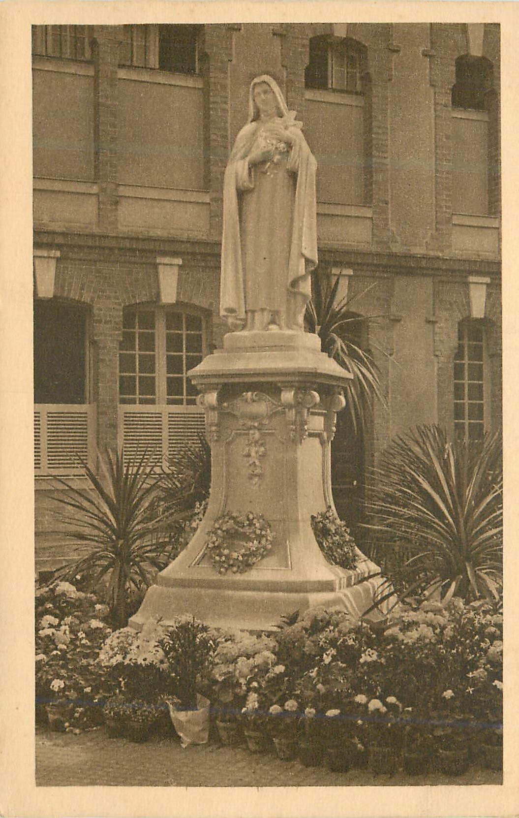 CPA La Statue de Saint Therese de L'Enfant Jesus dans la Cour d'Entree du Carmel de Lisieux