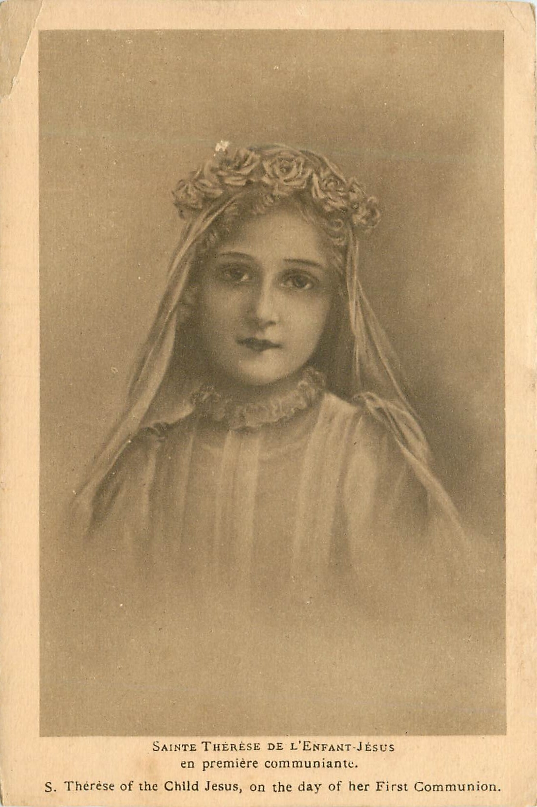 CPA La Statue de Saint Therese de L'Enfant Jesus en Premiere Communiante