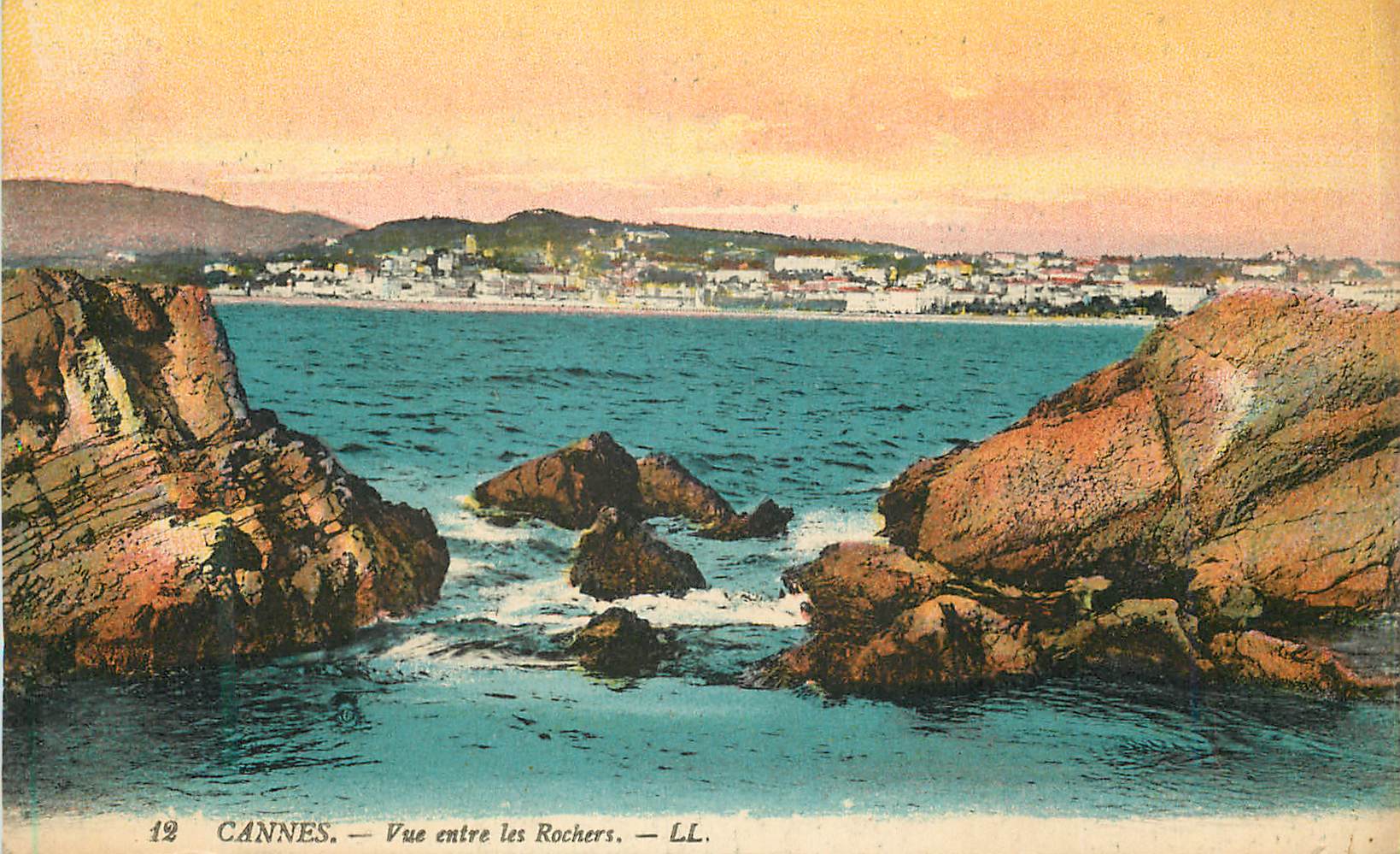 CPA Cannes Vue Entre les Rochers