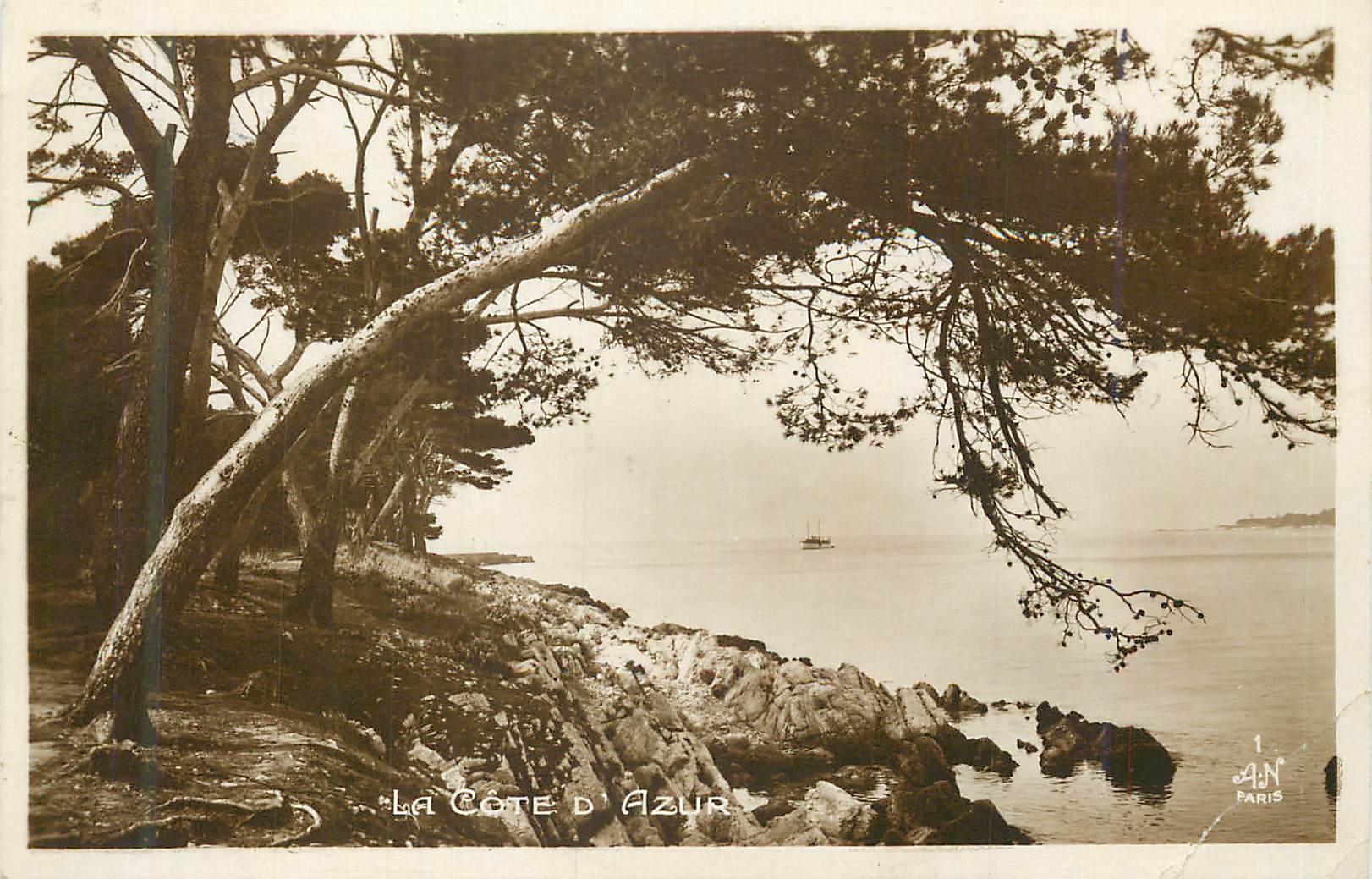 La Côte d'Azur — vue côtière avec pin et bateau — AN Paris, n°1