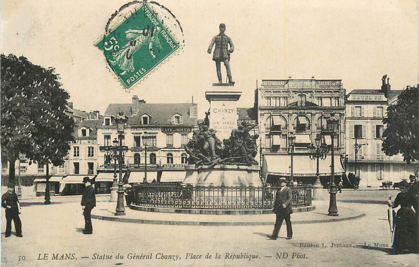 CPA Le Mans Statue du General Chanzy Place de la Republique