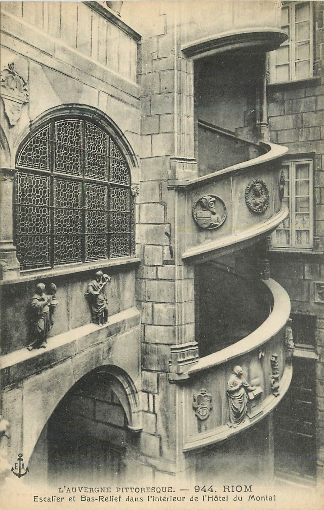 Escalier et Bas-Relief dans l'intérieur de l'Hôtel du Montat — L'Auvergne pittoresque — 944. RIOM