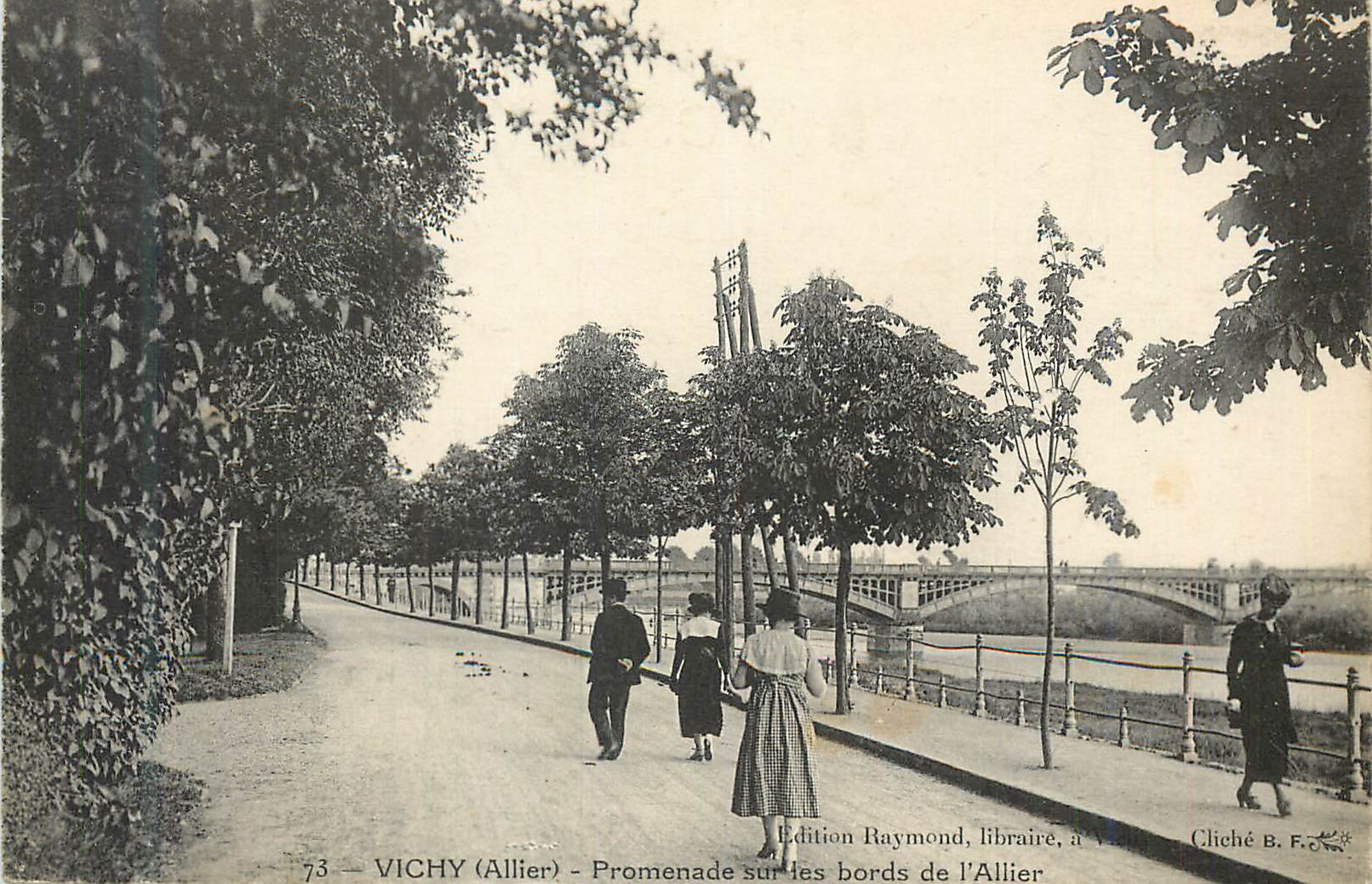 CPA Vichy (Allier) Promenade sur les Bords de l'Allier