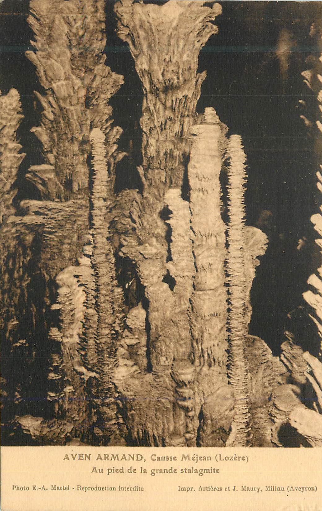 CPA Aven Armand Cause Mejean (Lozere) Au Pied de la Grande Stalagmite