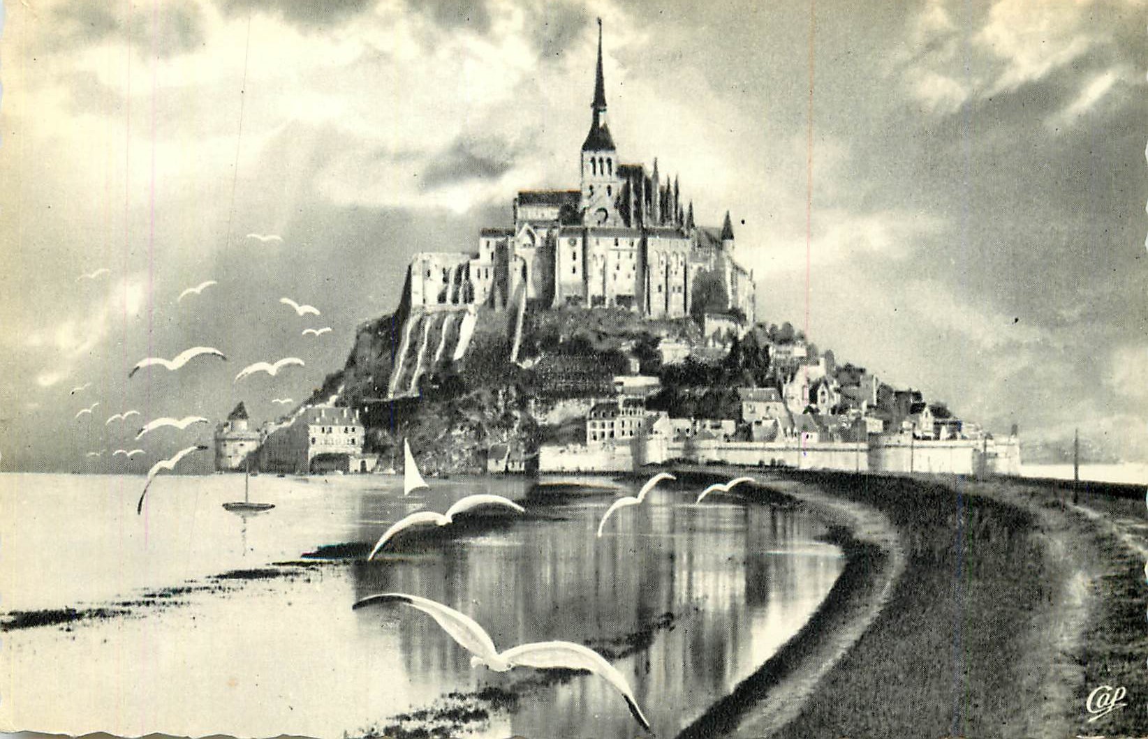 CPM Le Mont Saint Michel Vue Prise de la Digue par Grande Maree