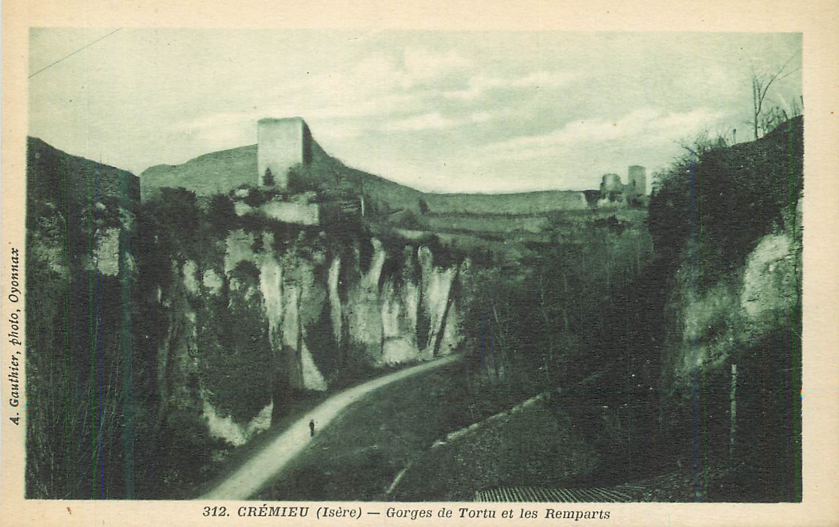 Crémieu (Isère) — Gorges de Tortu und die Mauern — A. Gauthier, Foto, Oyonnaz