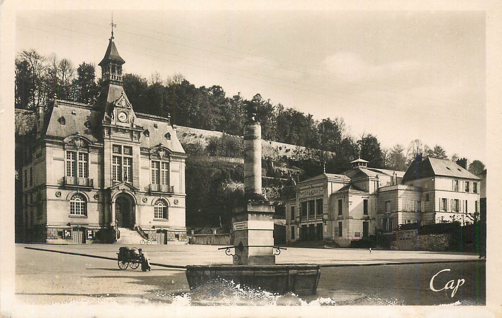 Château-Thierry — Platz des Rathauses und des Theaters — REAL-PHOTO C.A.P. Paris