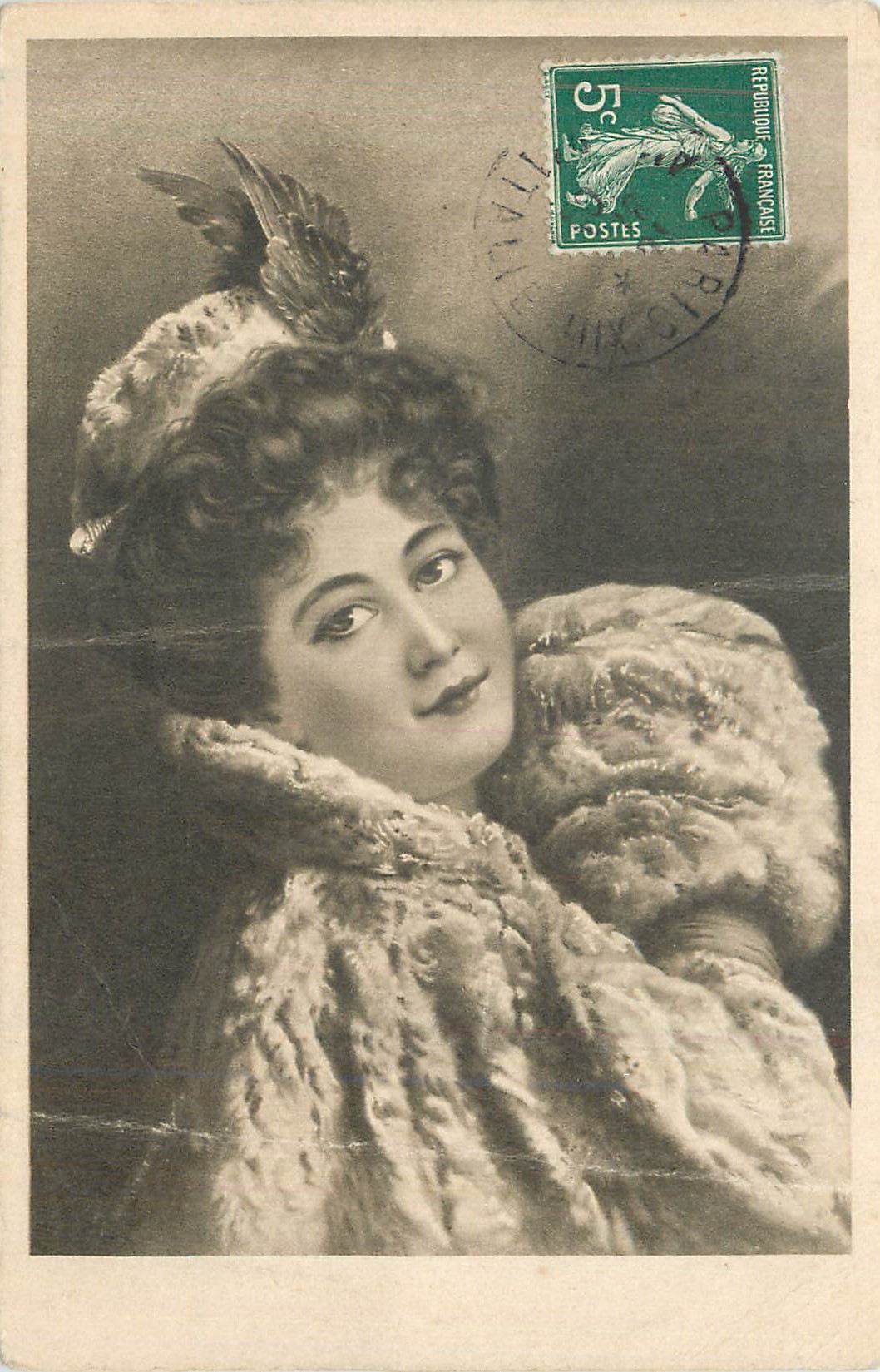 Jeune femme en fourrure — portrait — éditeur non visible