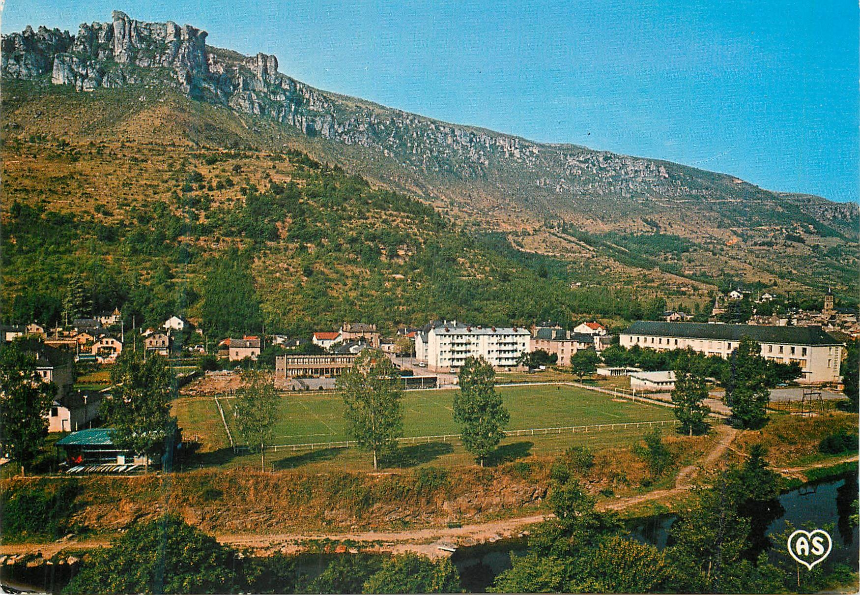 CPM Florac (Lozere) Vue Generale et Terrain de Sports se Detachant dans le Ciel Le Rocher de Rachefort