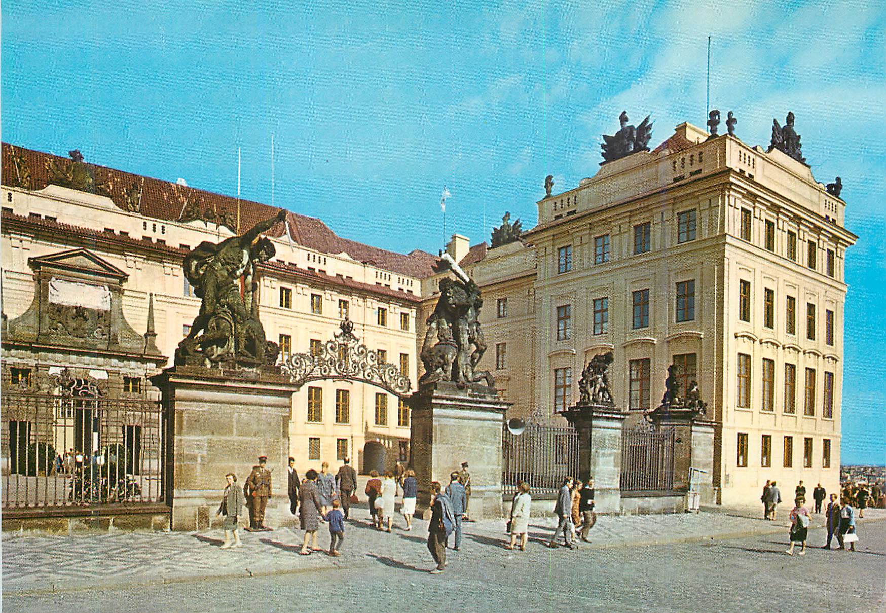 CPM Prague Porte de la Cour d'Entree du Chateau de Prague