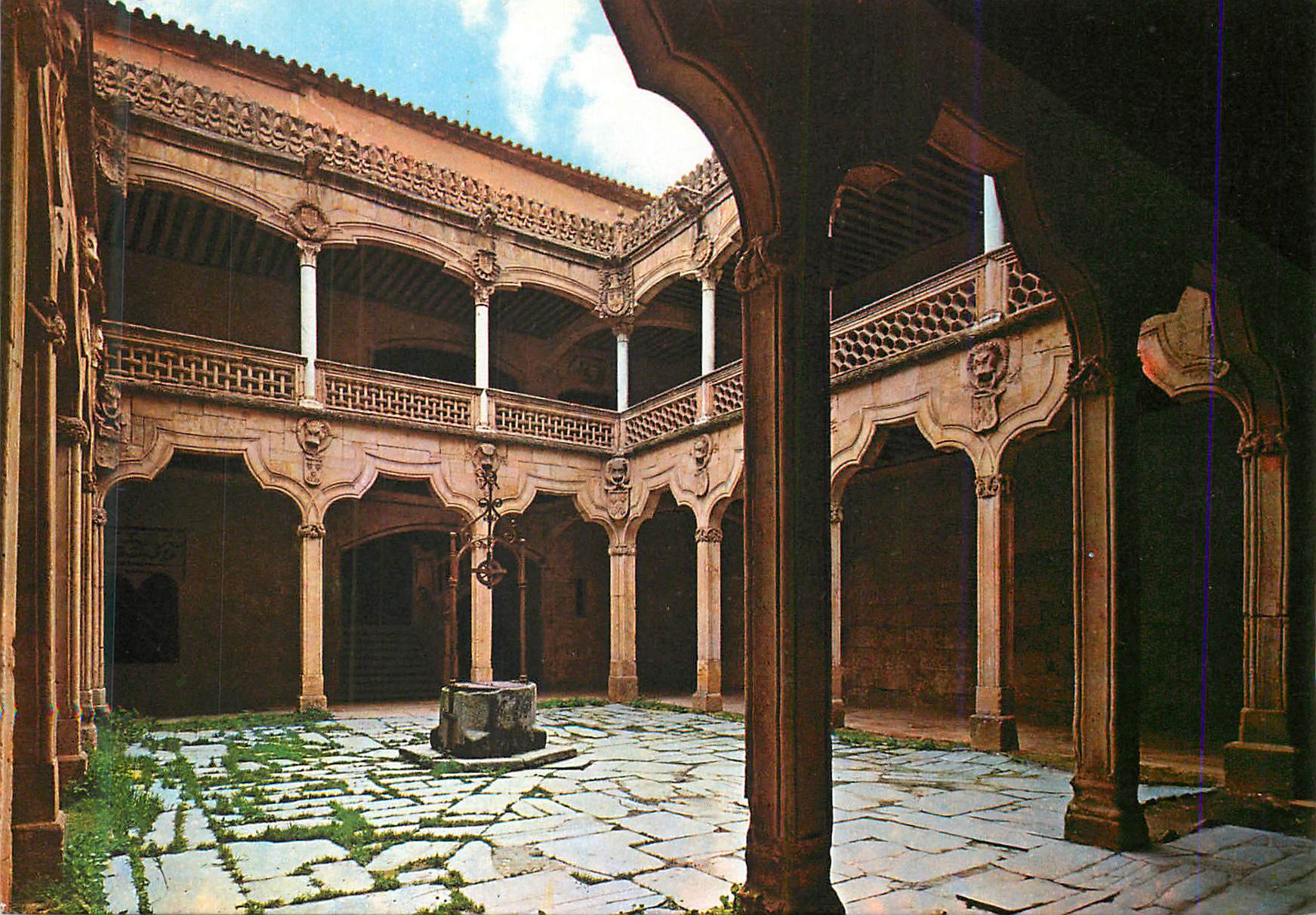 CPM Salamanca Cour de la Maison de Les Coquilles