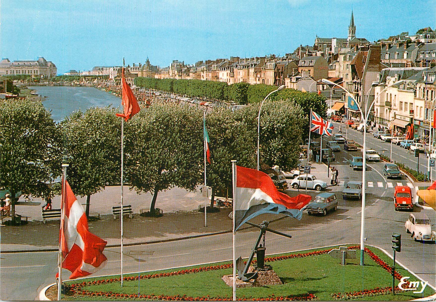 CPM Trouville (Calvados) Le Boulevard F Moureaux et Les Quais A Gauche La Touques et au Fond Le Casino