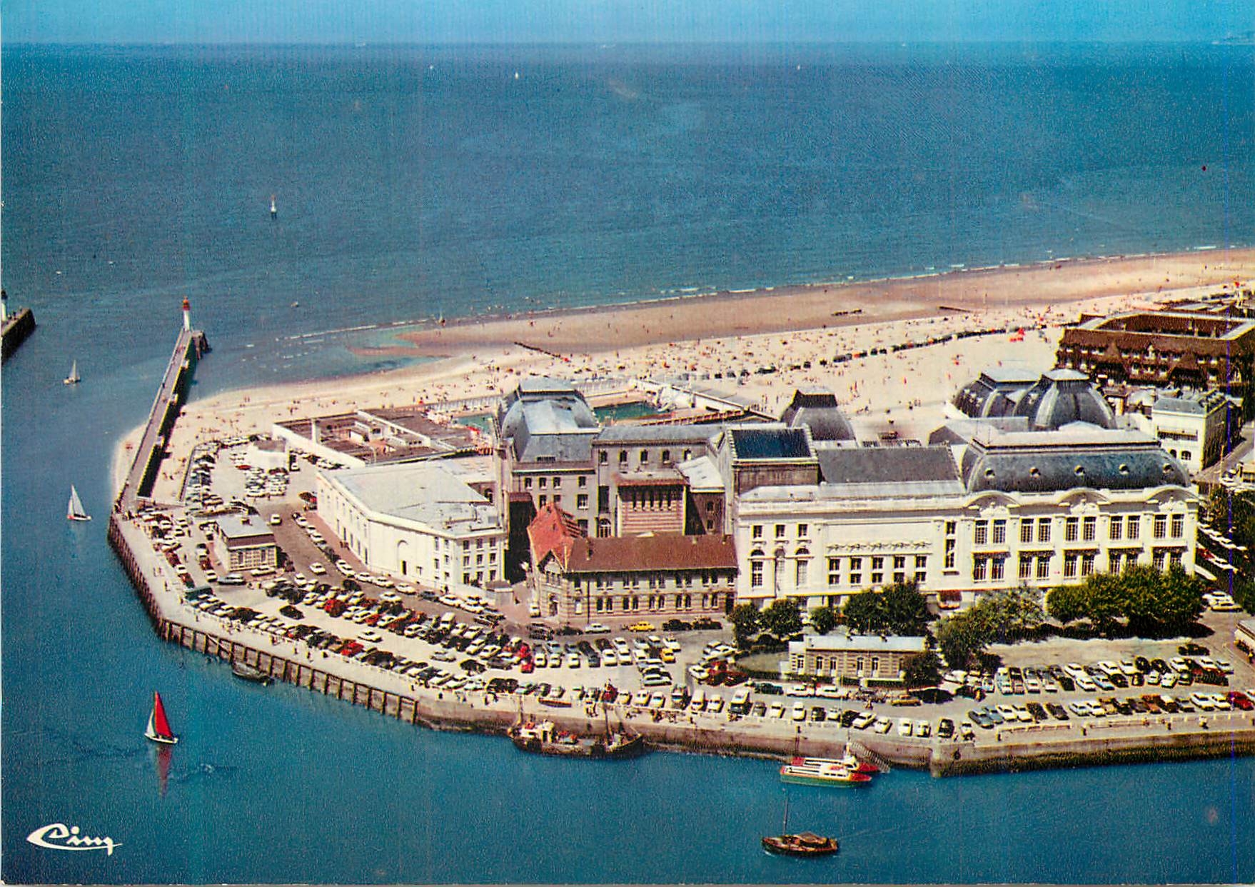 Trouville - Deauville (Calvados) — Vue aérienne - La sortie du port, le casino, la plage — Imprimeur Combier Mâcon
