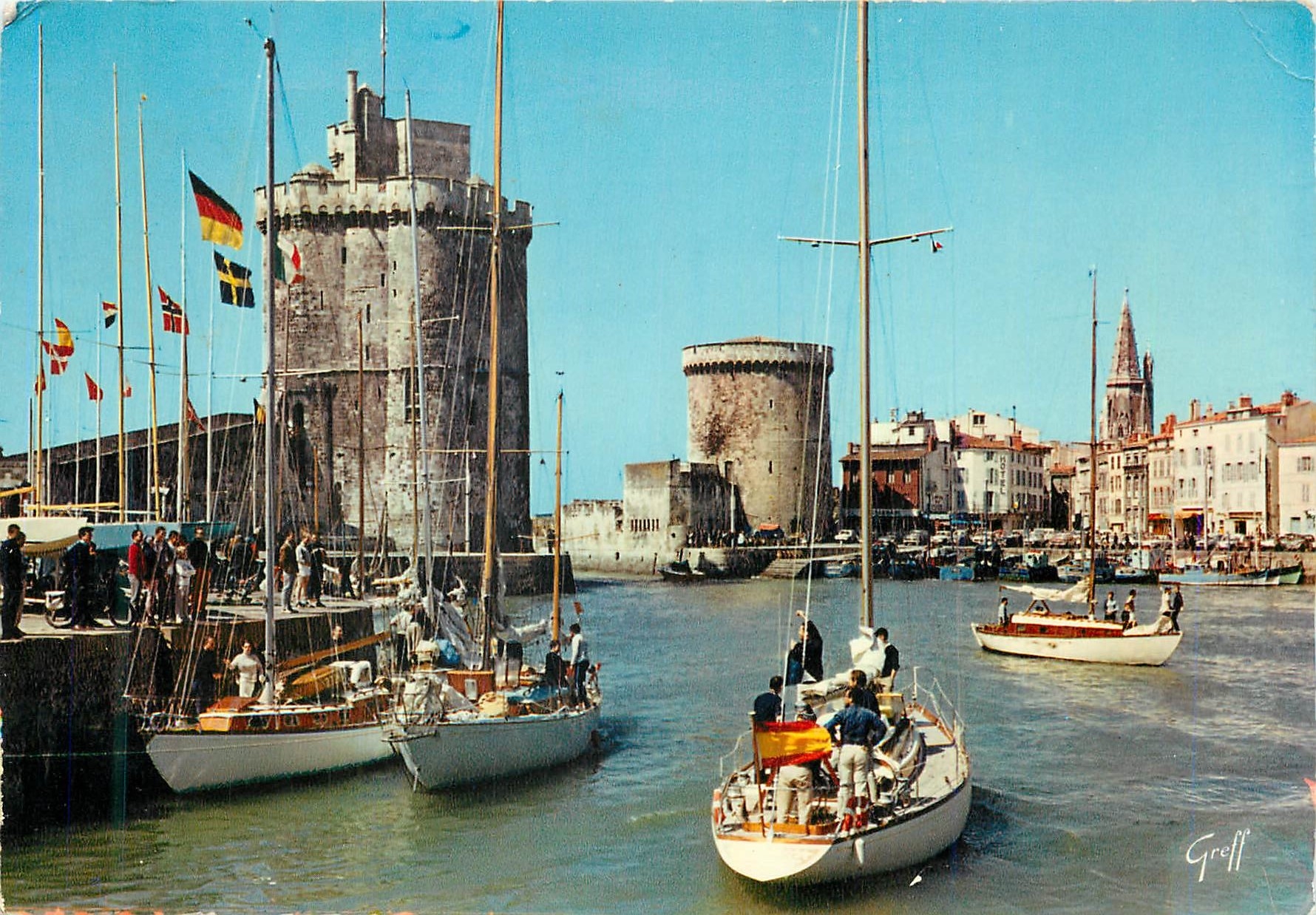 CPM En Aunis La Rochelle (Charante Maritime) Tour de la Chaine et Tour Saint Nicolas Bateaux