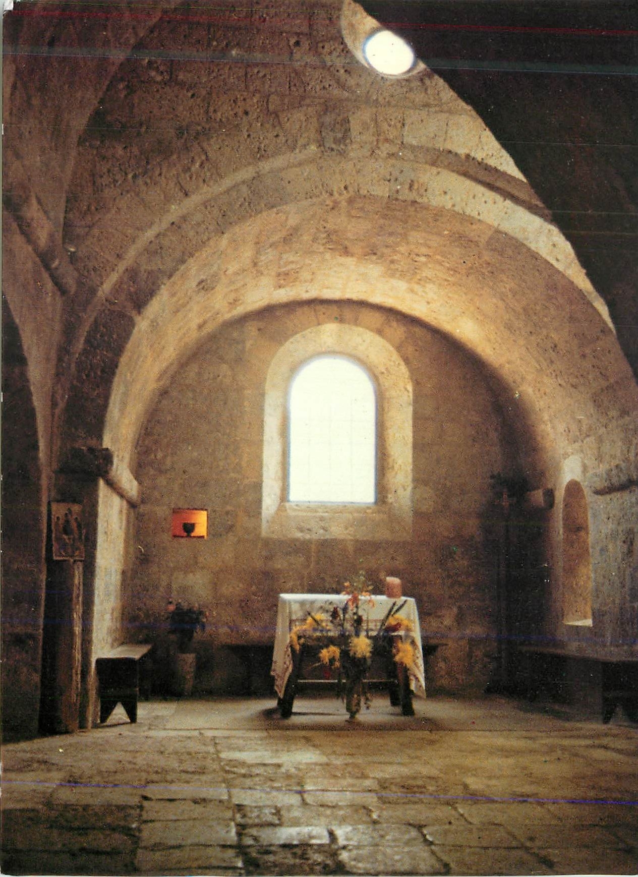 Abbaye romane chalaisienne de BOSCODON — Chapelle de l'Abbé — Intérieur après restauration — Association des Amis de BOSCODON, n°3001