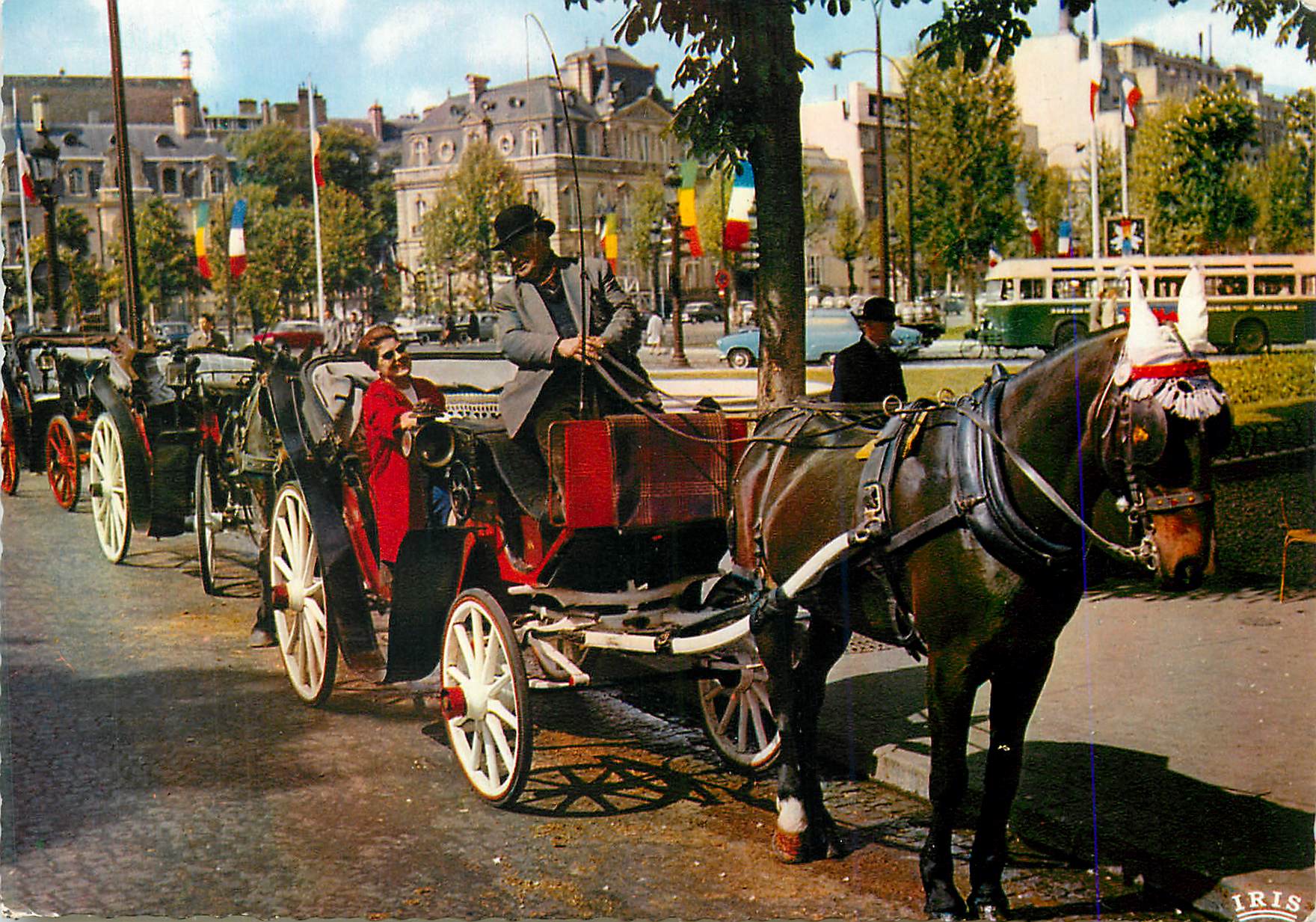 CPM Paris Rond Point des Champs Elysees Les Fiacres