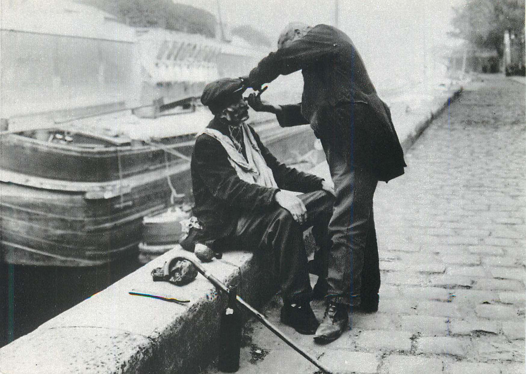 CPM Paris 1900 Clochards se Rasant sur les Quais