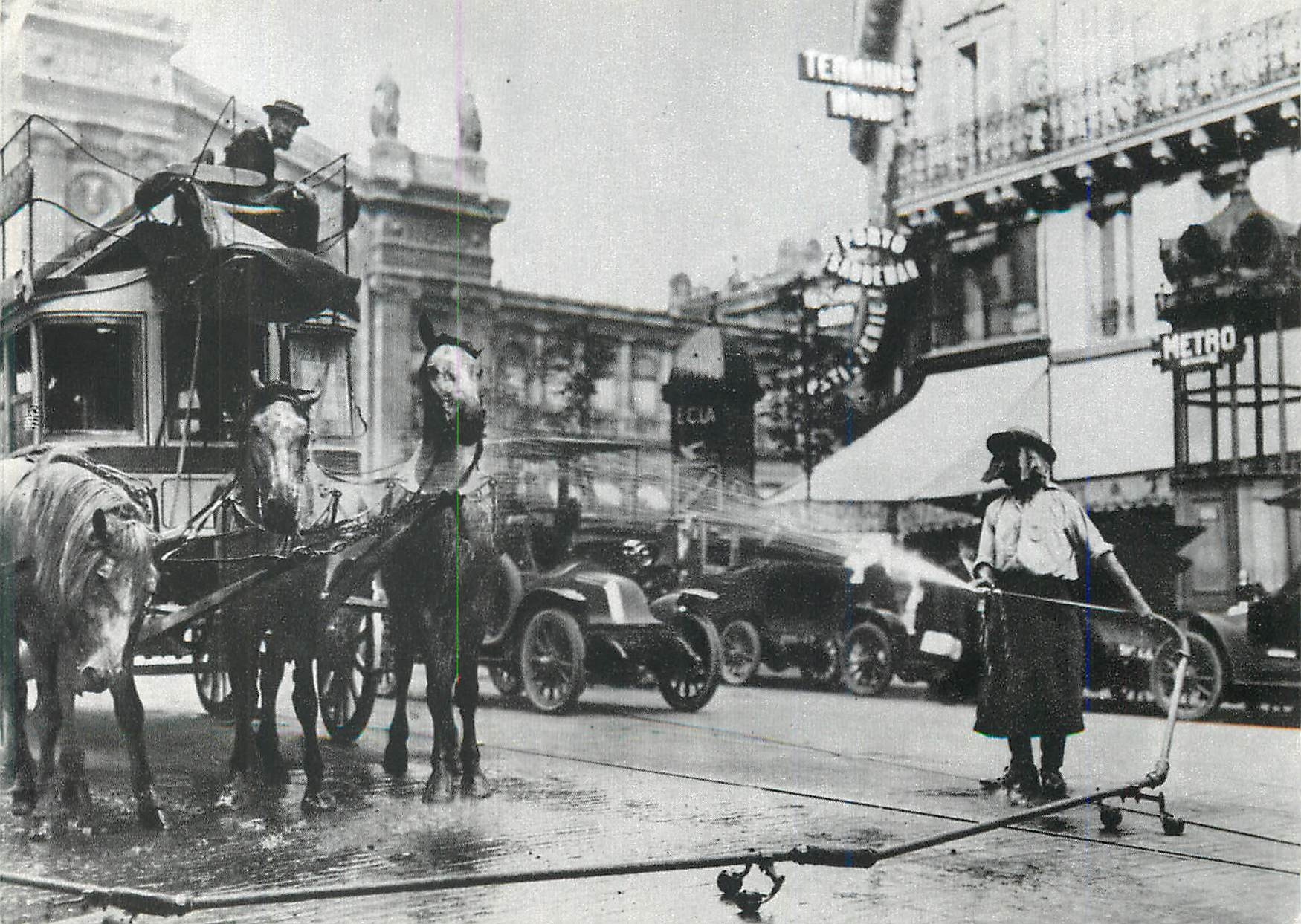 CPM Paris 1900 Omnibus a Chevaux Devant la Gare du Nord