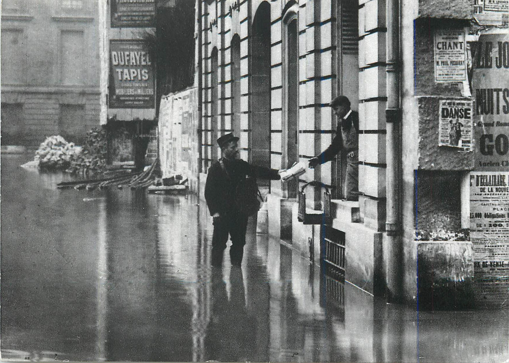 CPM Paris 1900 Les Inondations de 1910 La Tournee du Facteur